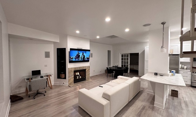 Sheffield Neighbors Casa | Remodeled 3 story entire townhouse available in the heart of Lincoln Park.
