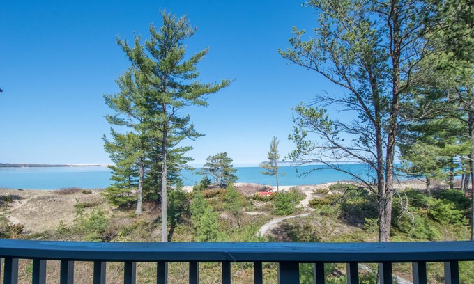 Maple City Condominio | Condominio remodelado en el lago Michigan con A / C