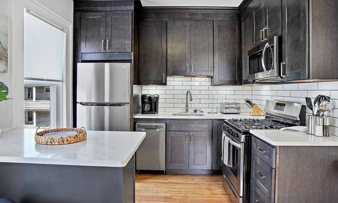 Bristol Apartamento | Remodeled Apartment Walking Distance to Water, Restaurants and Shops