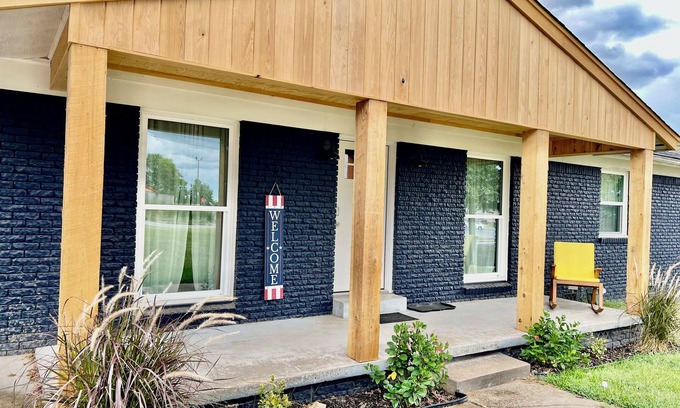 Benton Casa | Remodeled Benton home-sleeps 7/Coffee bar/WI-FI & Netflix/easy access to freeway