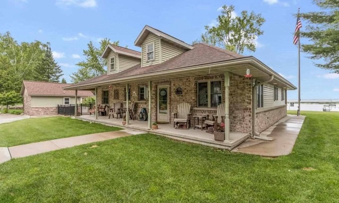 Shawano Cabaña | Remodeled cabin on Shawano Lake