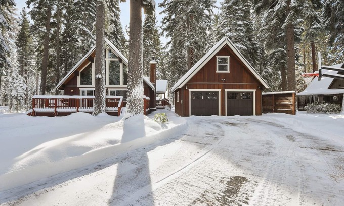 Carnelian Bay Chalet De Esquí | Dog-Friendly Lake Tahoe Cabin w/ Hot Tub, Sleeps 8