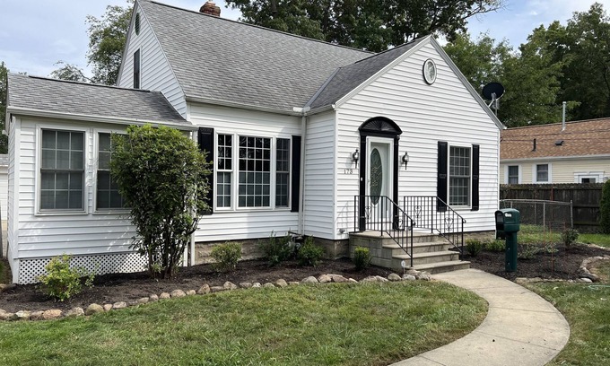 Avon Lake Casa | Remodeled Charming Avon Lake Home
