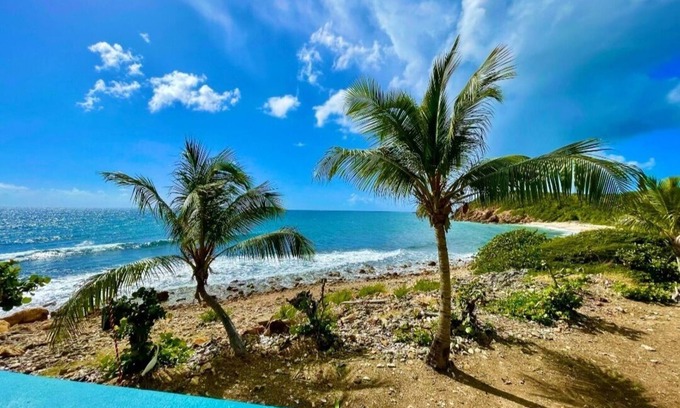 Bolongo Bay Condominio | Remodeled Condo! Private Balcony/On the Water/Listen to the Waves! OMG Sunsets!