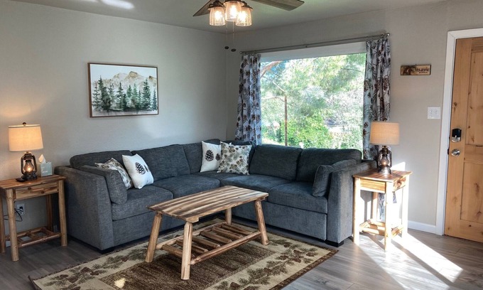 Three Rivers Cabaña | Remodeled Cottage / Shared Pool / Walk to Town