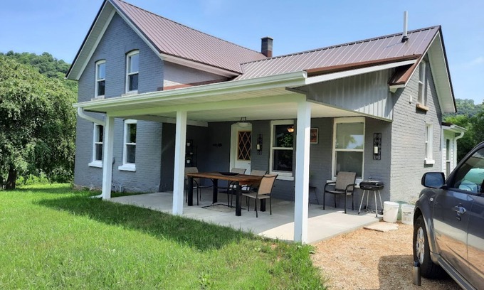 Vernon County Otro | Remodeled country farmhouse, 3 min drive from Mississippi River, Peaceful/Clean.