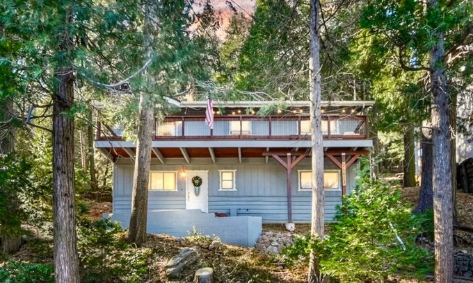 Crestline Cabina | Remodeled Crestline Cabin 1 Mile to Lake Gregory with Balcony Views