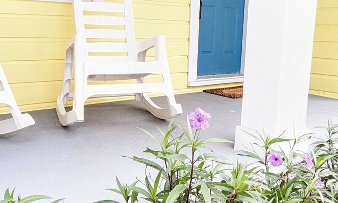 South Sarasota Cabaña | Remodeled dreamy beach cottage 5 minutes to Siesta Key in lush tropical setting.