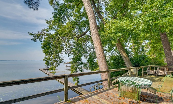 Lake Waccamaw Casa | Remodeled End Unit Townhome on Lake Waccamaw!