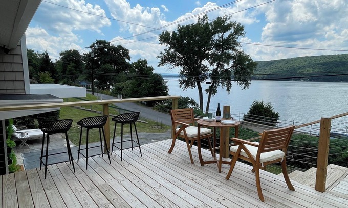 Dundee Casa | Remodeled family cottage with lake views close to wineries, hiking & tons more