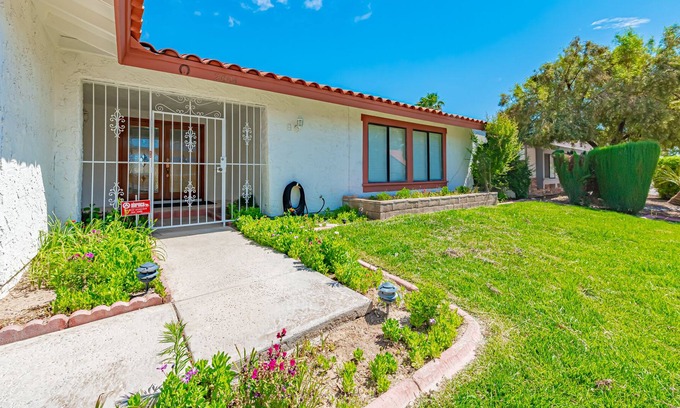Rancho Oakey Casa | Casa unifamiliar remodelada en planta baja con piscina grande cerca de strips