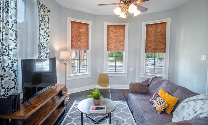 Five Points Apartamento | Remodeled Historic 2BR 1BA House Near Downtown