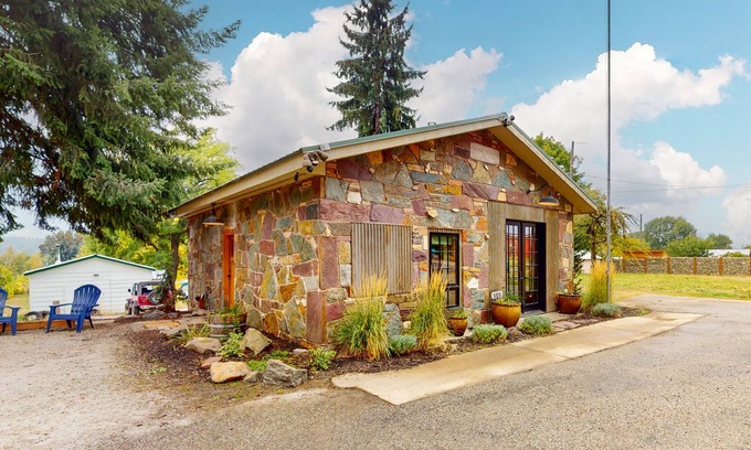 Hope Casa | Remodeled, historic, dog-friendly home full of charm, close to lake access