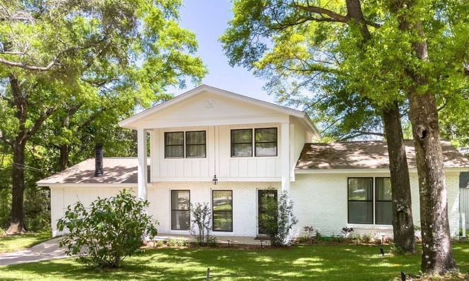 Milton Casa | Remodeled historical cottage w/firepit, super close to great beaches.