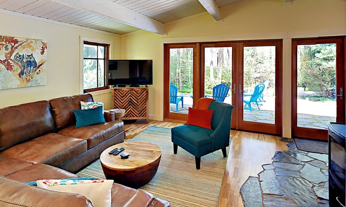 Bainbridge Island Casa | Remodeled Home: Wood Stove, Patio, Spacious Yard & Kayaks – Steps to Bay