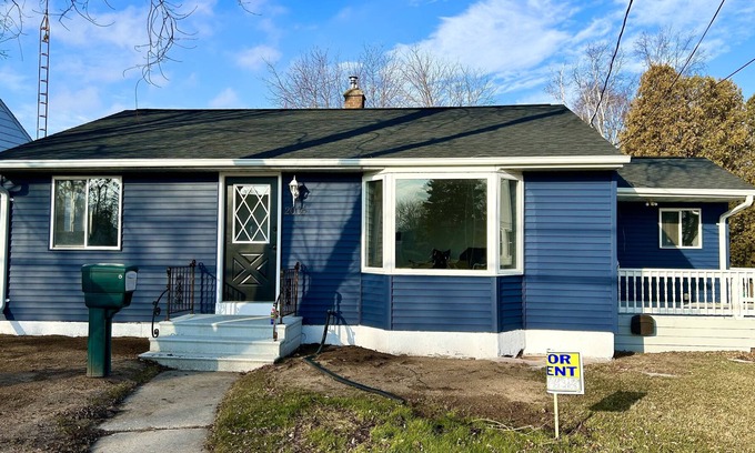 Two Rivers Casa | Remodeled home near lake and beach!