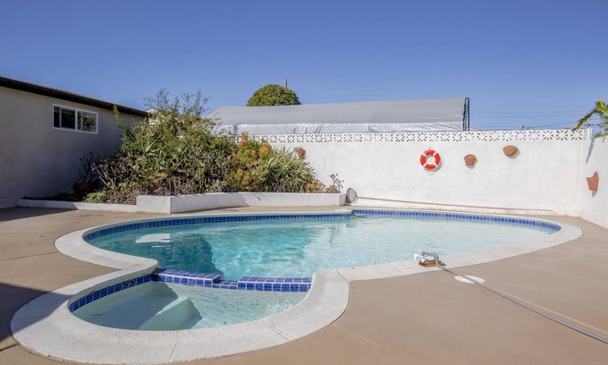 Clairemont Casa | NUEVO Remodel 4 bd 3 ba Piscina y spa ¡ESPECIAL DE PASCUA - CALEFACCI��N GRATUITA EN LA PISCINA!