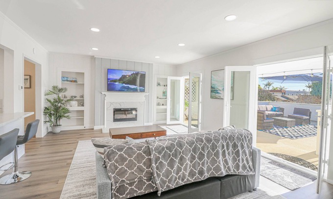 Old Towne Casa | Remodeled Modern House Steps To Beach 2 Car Garage