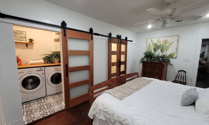 Galveston Cabaña | Remodeled, modern,🔥Pit, 💜Close to everything!!STRAND, BEACH, CRUISE🛳 MidTown