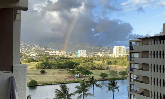 Diamond Head - Kapahulu - St. Louis Condominio | Remodeled oasis in the heart of Waikiki! Min. from beach, shops, & restaurants!