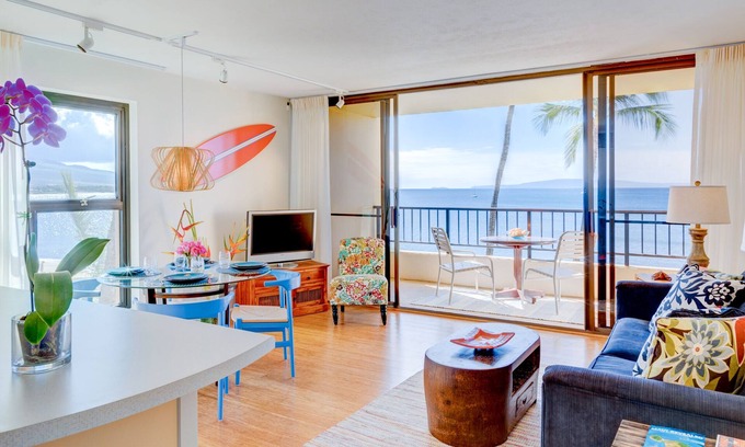 Kihei Condominio | Unidad de esquina frente al mar recientemente remodelada en el tercer piso en Sugar Beach Resort