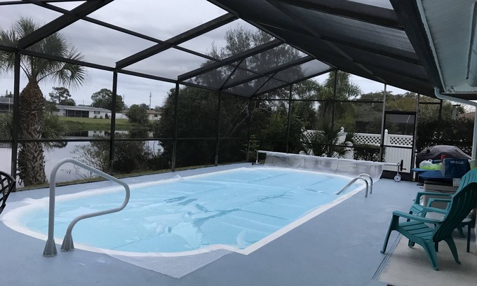 Englewood Casa | ¡TARIFAS MÁS BAJAS!-HAGA FRENTE GRANDE PISCINA CLIMATIZADA CASA-3Bd / 2Ba-1. 5 millas a la playa