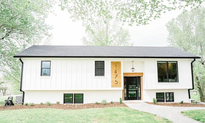 Bowling Green Casa | Remodeled split-level home with southern charm. Pet-Friendly!