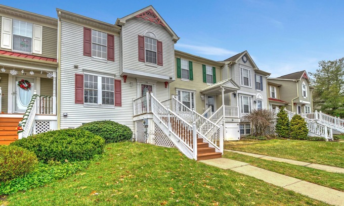 Sicklerville Casa | Remodeled stylish townhome close to major highways