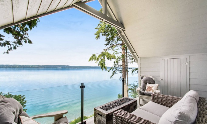 Camano Island Casa | Remodeled waterfront beauty with fast Wifi, sweeping views & beach access