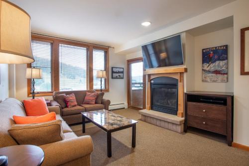 Winter Park Apartamento | Remodeled Zephyr Mountain Lodge condo with upgraded furnishings and Slope Side View condo