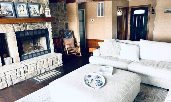 Eureka Springs Casa | Remote Beaver Lake Home with Stunning View