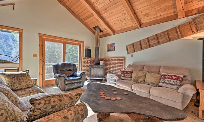 Stowe Area Cabina | Remote Cabin w/ Fire Pit: 3 Miles to Stowe Mtn!