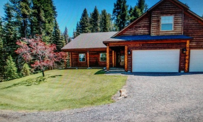 Tamarack Resort Cabina | REMOTE CABIN WITH HOT TUB, MOVIE THEATER AND HUGE COVERED DECK WITH FIRE TABLE