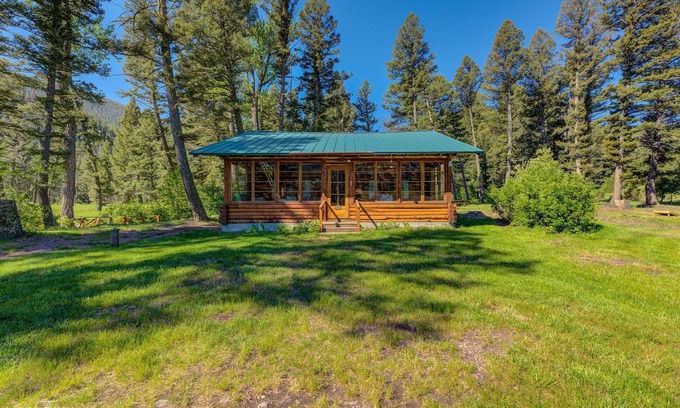 Canyon Creek Cabina | Remote, comfortable rustic cabins, tranquil stream-side, nature at your doorstep