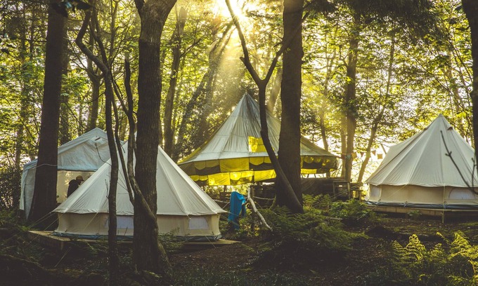 Newquay Alquiler De RV | Noche de campamento salvaje: experiencia de campamento privado | 4 tiendas