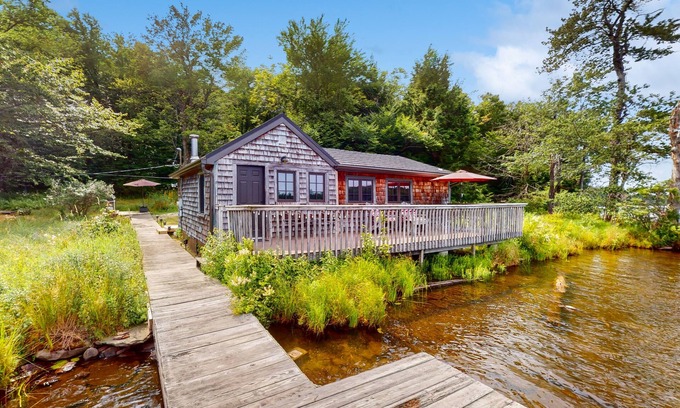 Poyntelle Casa | Remote lakefront cabin, dog-friendly with deck & outdoor shower