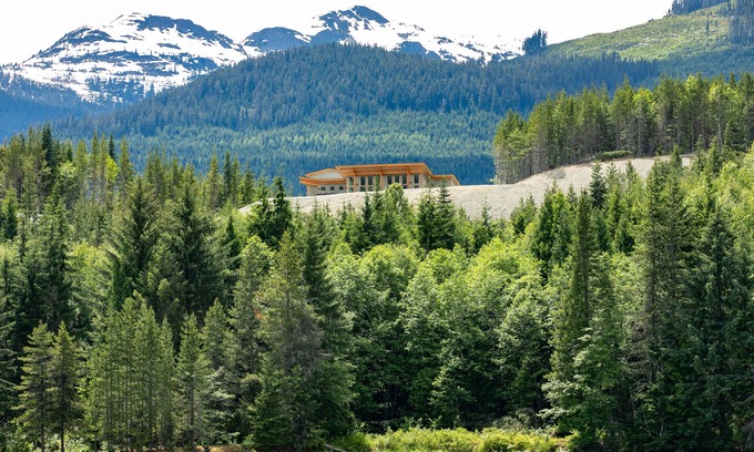 Regional District of Kitimat-Stikine Casa | Remote Luxury Waterfront Mountain Estate
