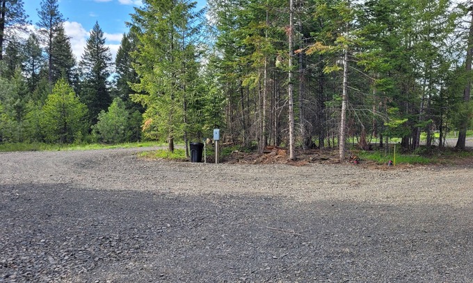 Harvard Alquiler De RV | Remote RV site with full hookups on 16 wooded acres. Site B.