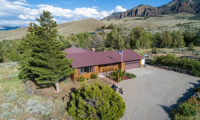 Wapiti Casa | Rendezvous Lodge - A secluded, western getaway in the beautiful Wapiti Valley.
