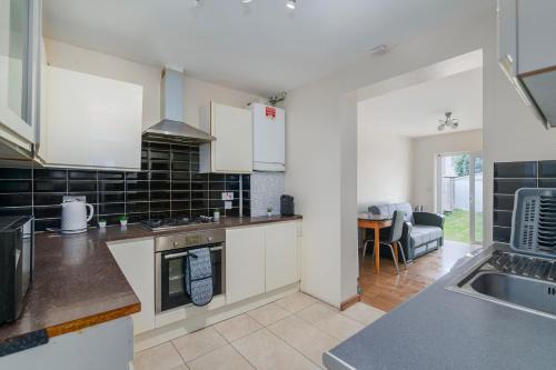 Mayesbrook Casa | Renee's Place, 9 Guests, 10 mins walk to Becontree Station, Free Parking
