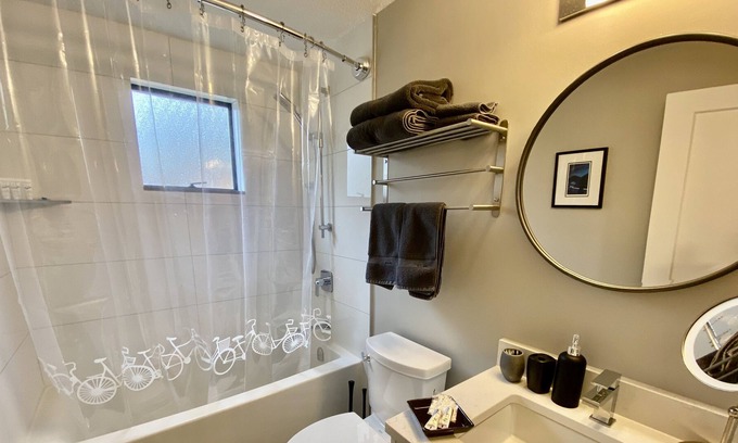 Central Lonsdale Apartamento | Reno’d; 5 mins to: eateries, shops. 20 min to: downtown, skiing and hiking