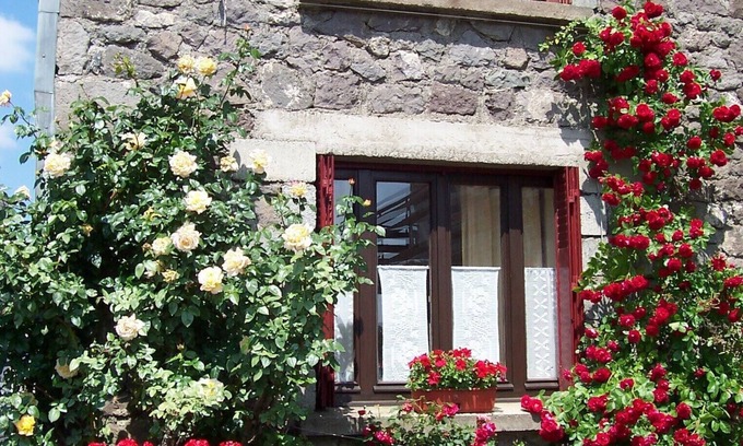 Besse-en-Chandesse Casa | Casa de pueblo renovada clasificación 3 *** capacidad para 6 personas