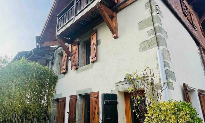 Saint-Julien-en-Genevois Casa | Renovated 19th-century farmhouse, perfect for short or extended stays.