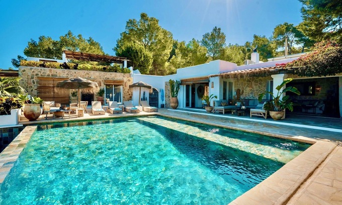 Sant Josep de sa Talaia Villa | Finca renovada, piscina, terraza y jardín, vistas al mar y al atardecer.