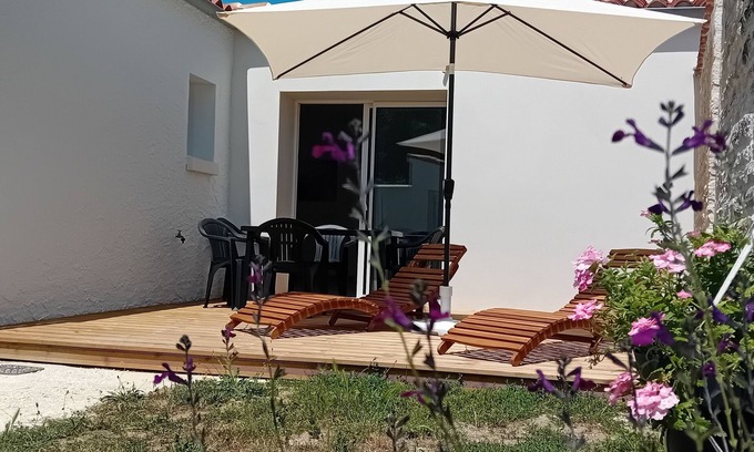 Saint-Georges-d'Oleron Casa | Renovated vacation home fully equipped enclosed grounds saint georges d'oléron