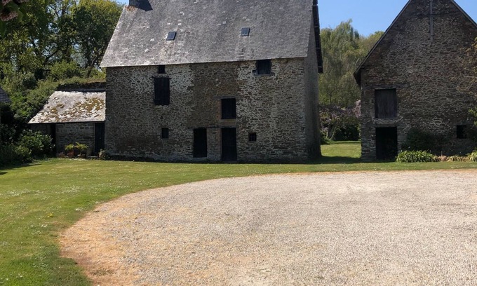 Saint-Meloir-des-Ondes Casa | Renovated 17th century house with large garden, quiet, close to beaches