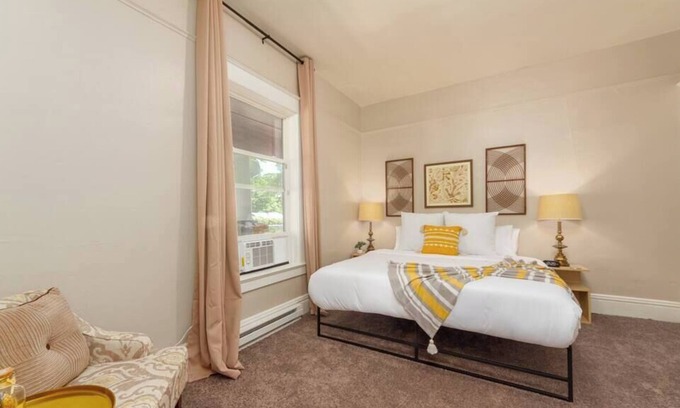 West Central Apartamento | Renovated 1 Bed, 1 Bath, KING BED! Near Downtown!