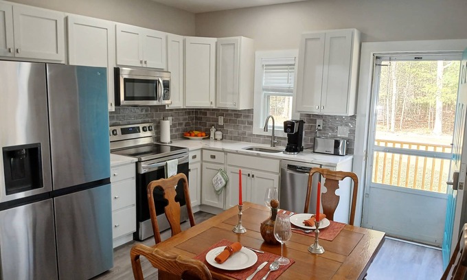 Mashpee Apartamento | Renovated 1-bedroom Sandwich apartment in duplex with AC, WiFi, & Farmer's Porch