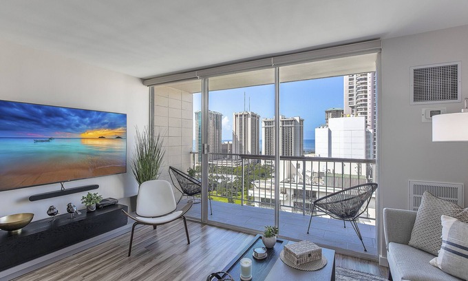 McCully - Moiliili Condominio | Renovated 1 Bedroom W/ Stunning Views, Parking, & Central Air