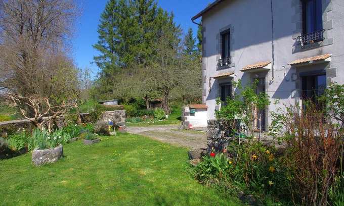 Aurillac Casa | Renovated 1920s house, 15 minutes' walk from town center, quiet location.